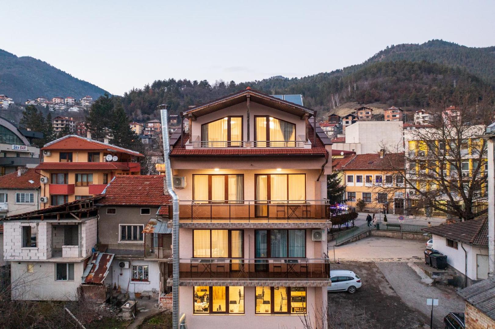 VALEMO Apart House и централната част на Девин привечер
